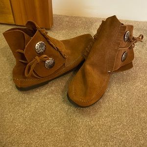 Minnetonka boots size 10